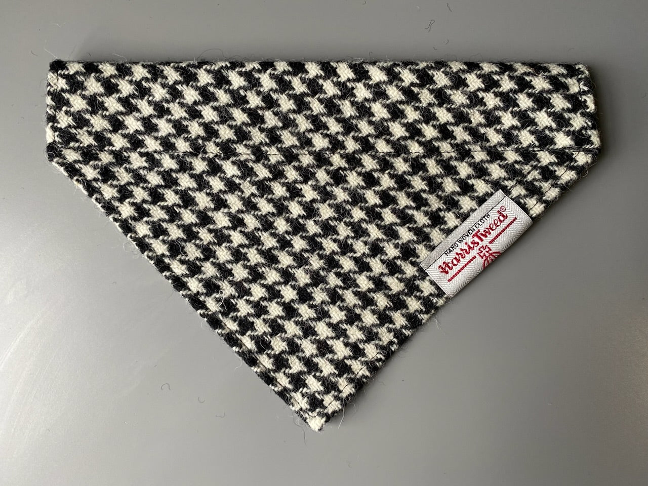 Harris Tweed dog bandana neckerchief in black & white houndstooth dogtooth check pattern. Sizes S M L XL pet scarf