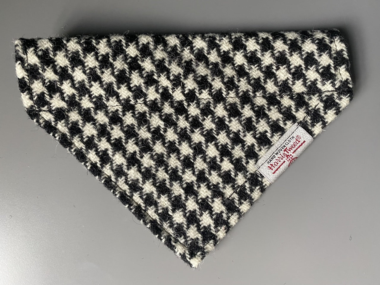 Harris Tweed dog bandana neckerchief in black & white houndstooth dogtooth check pattern. Sizes S M L XL pet scarf